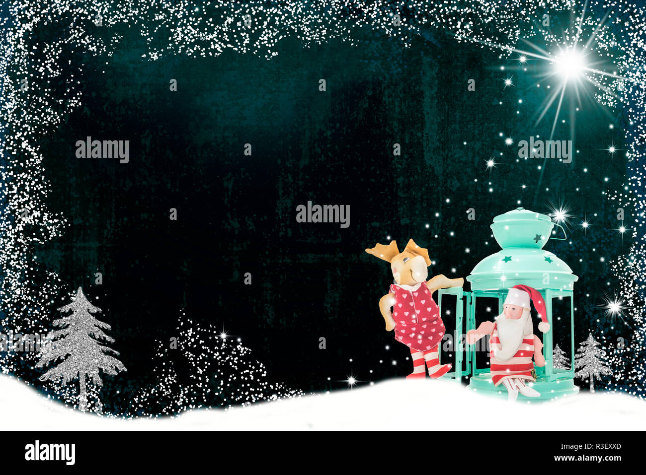 Arrière-plan de carte de Noël avec l'espace pour les cartes de vœux ou une photo. Le Père Noël et renne sur une lanterne dans un paysage enneigé Banque D'Images