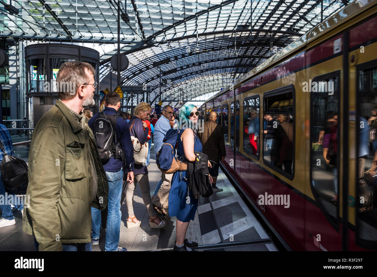 Passagers attendent à bord d'un train à l'intérieur de la gare principale (Hauptbahnhof), Berlin, Allemagne. Banque D'Images