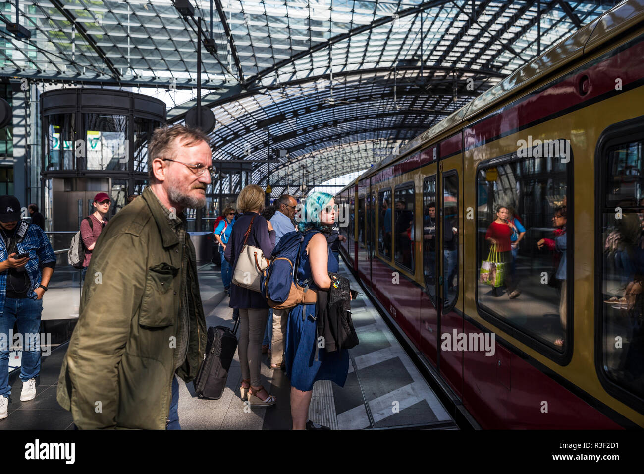 Passagers attendent à bord d'un train à l'intérieur de la gare principale (Hauptbahnhof), Berlin, Allemagne. Banque D'Images