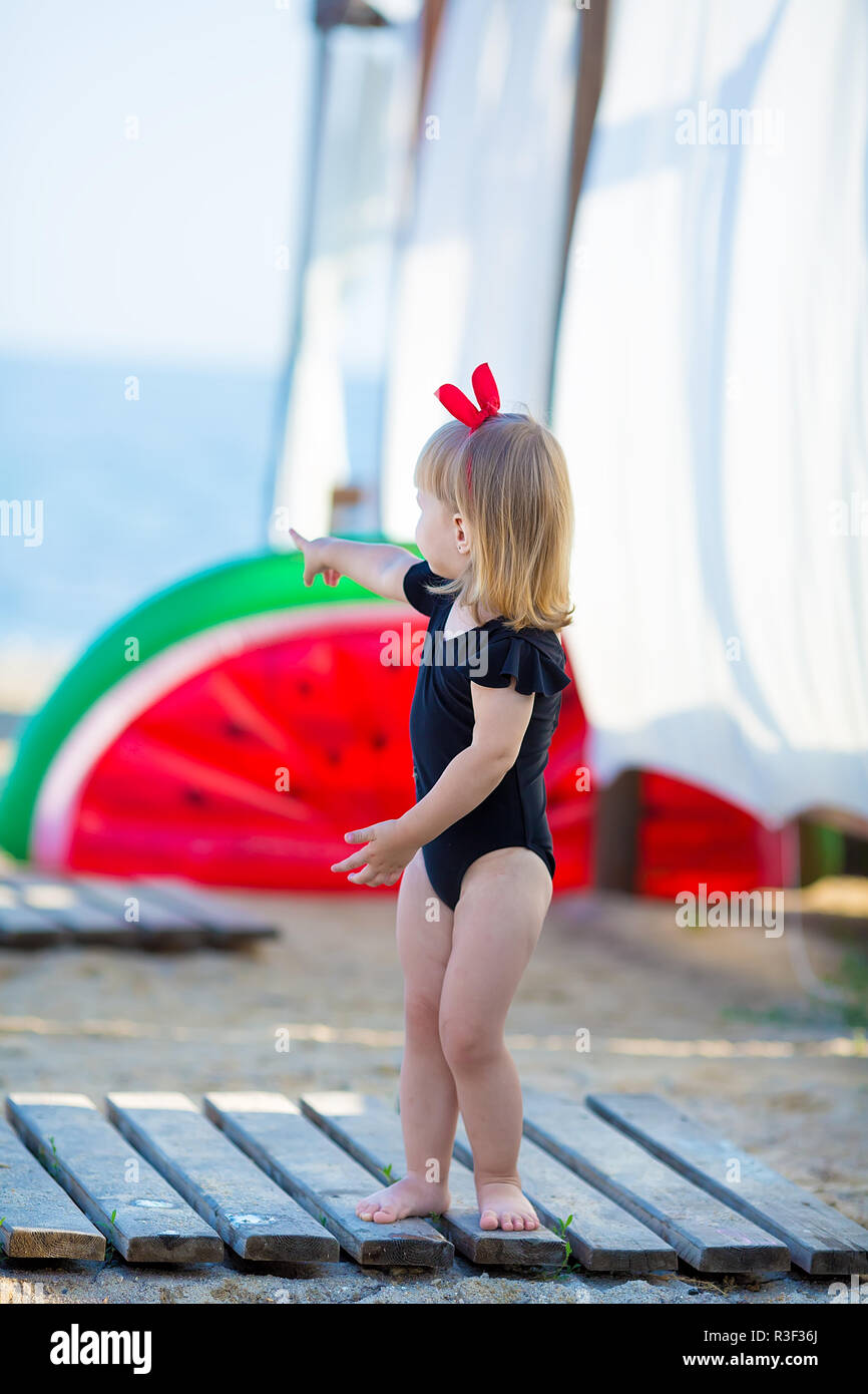 Portrait de vie d'une jolie fille qui pose à l'arrière sur la pastèque  gonflable dans l'océan, le port de maillot de bain bikini élégant à bl  Photo Stock - Alamy