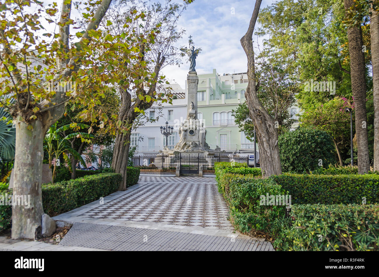 Monument à la marquis de Comillas, un homme d'affaires espagnol, par les pairs, et immensément riche magnat du transport maritime, propriétaire foncier, l'Alameda Apodaca parc public Banque D'Images