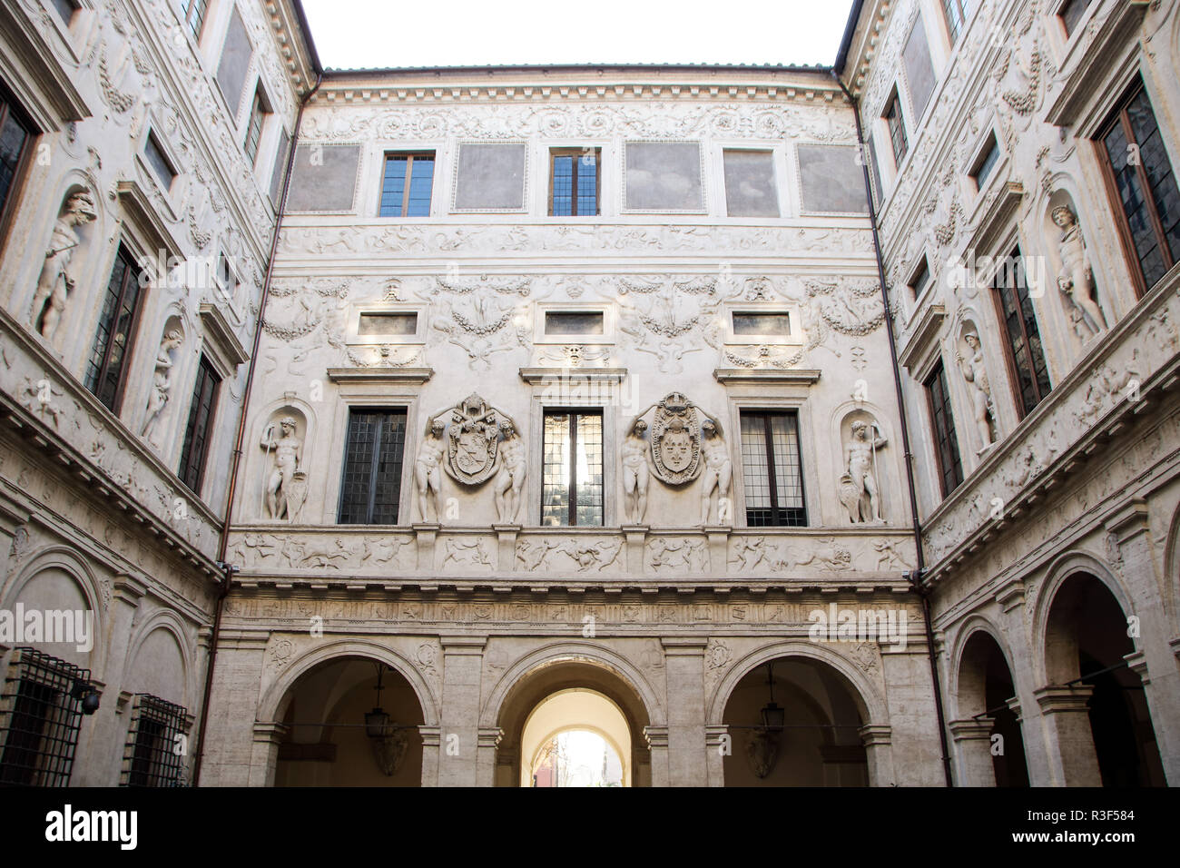 À ROME - Italie - LE 01/06/2018 - La cour du Palazzo Spada, l'un des plus riches façades cinquecento à Rome par Giulio Mazzoni. Le palais héberge Banque D'Images