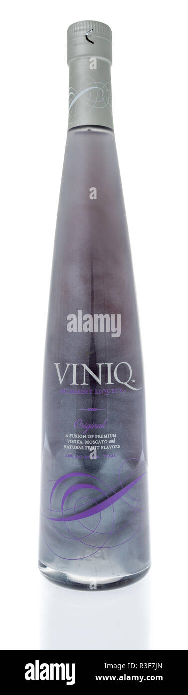 Winneconne, WI - 11 novembre 2018 : une bouteille de liqueur de shimmery  Viniq isolé sur un arrière-plan Photo Stock - Alamy