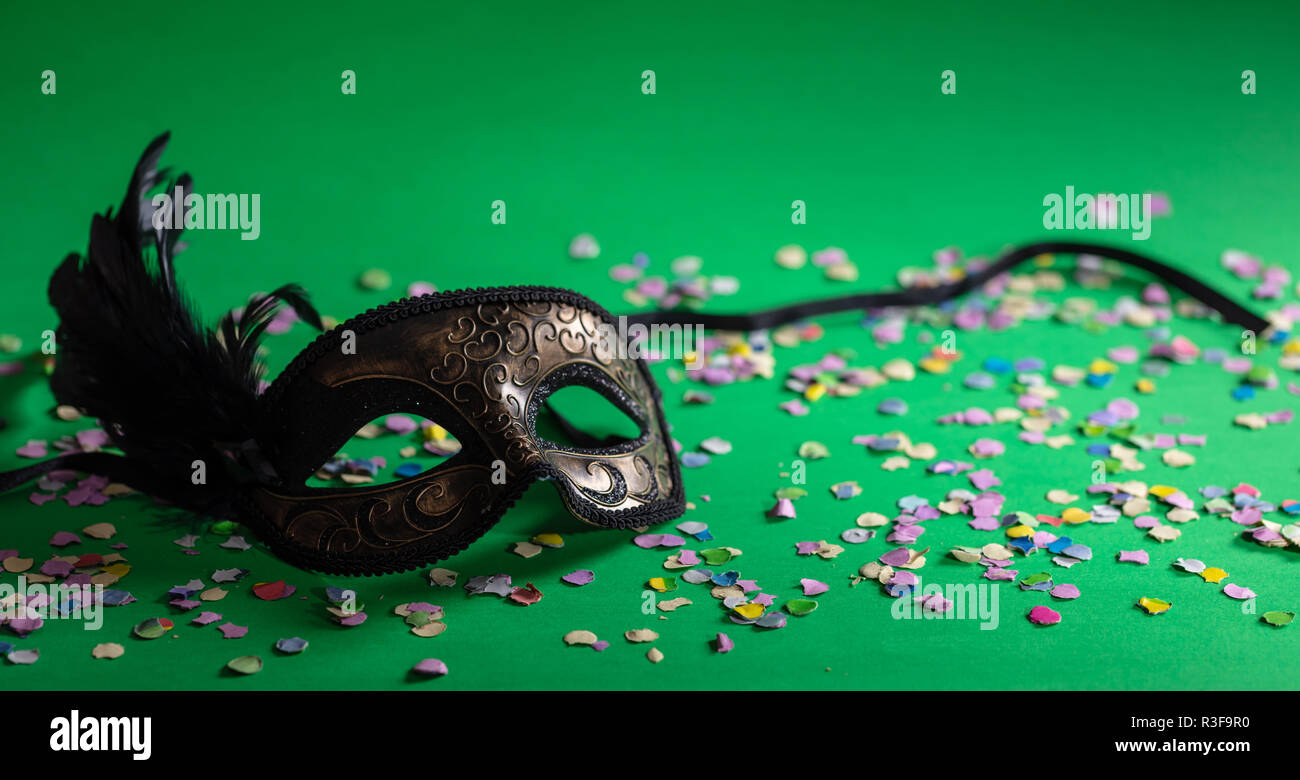 Carnival party. Masque de Venise et les confettis sur fond vert, copy space Banque D'Images