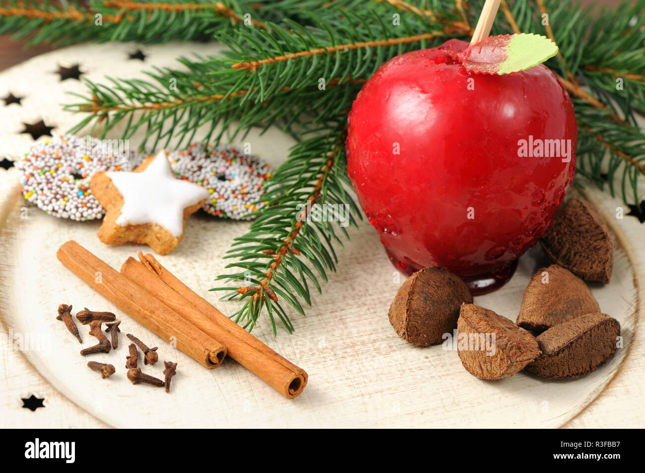 Candiet apple pour Noël sur la plaque avec les cookies Banque D'Images
