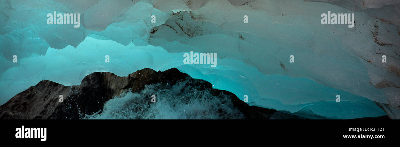 Regardant sous le Svelgabreen sont une des nombreuses langues du grand glacier Folgefonna, dans le Parc National de Folgefonna, la Norvège. Son atteint Banque D'Images