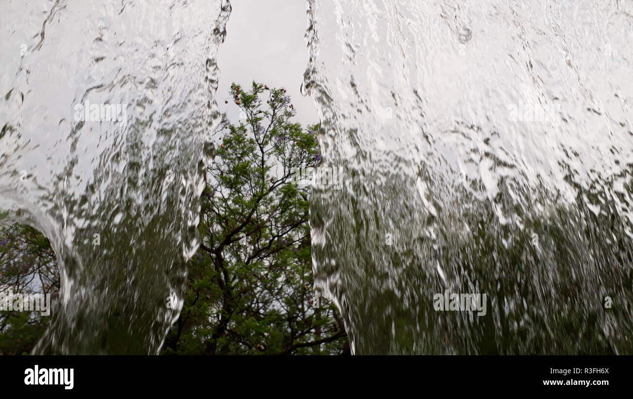 Large jet d'eau tombant dans un parc semi-translucides Banque D'Images