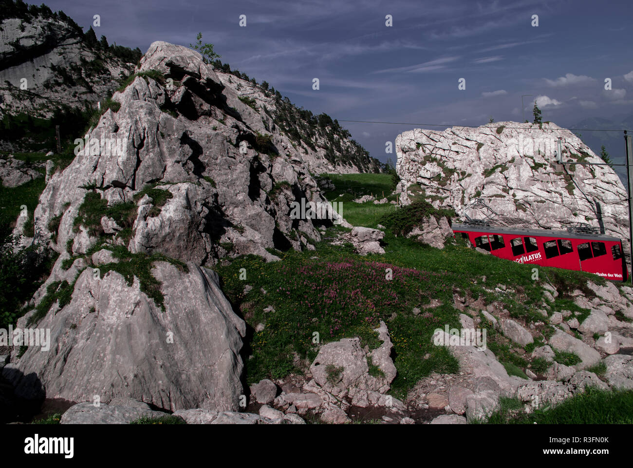 Un téléphérique rouge qui va jusqu'à la montagne en direction de Pilatus Kulm, Kriens, Lucerne, Suisse Banque D'Images