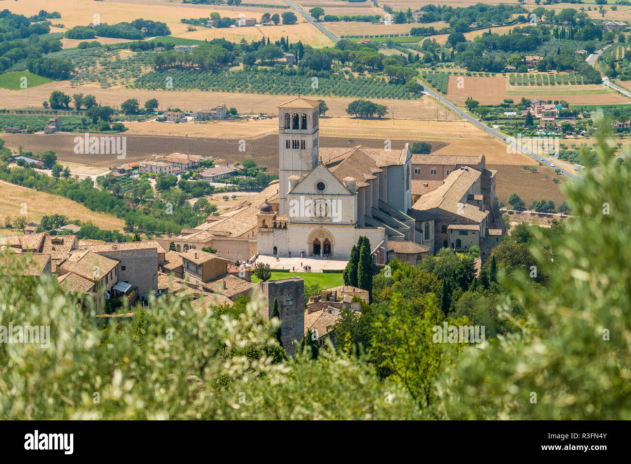 Vue panoramique depuis la Rocca Maggiore, avec la Basilique Saint François. Assise, Ombrie, Italie. Banque D'Images