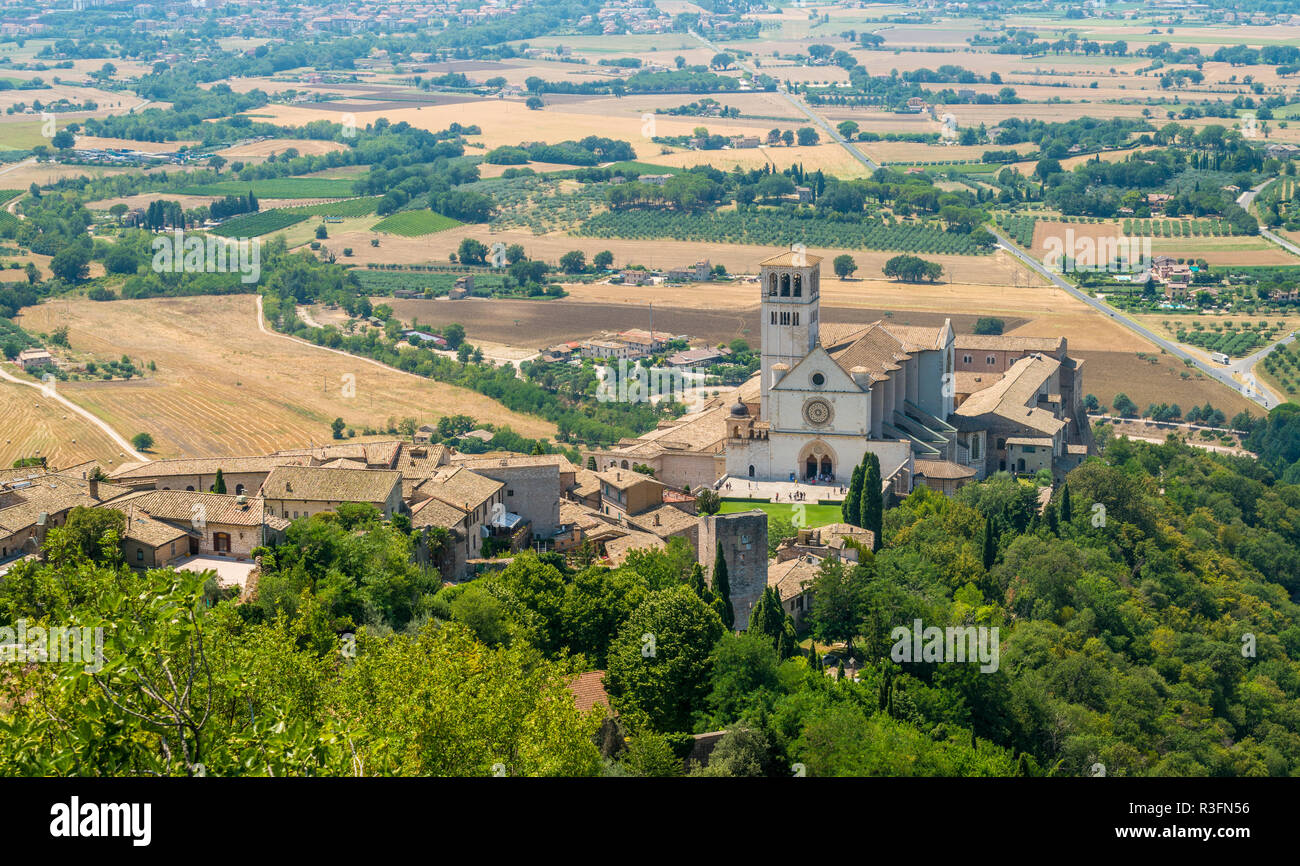 Vue panoramique depuis la Rocca Maggiore, avec la Basilique Saint François. Assise, Ombrie, Italie. Banque D'Images