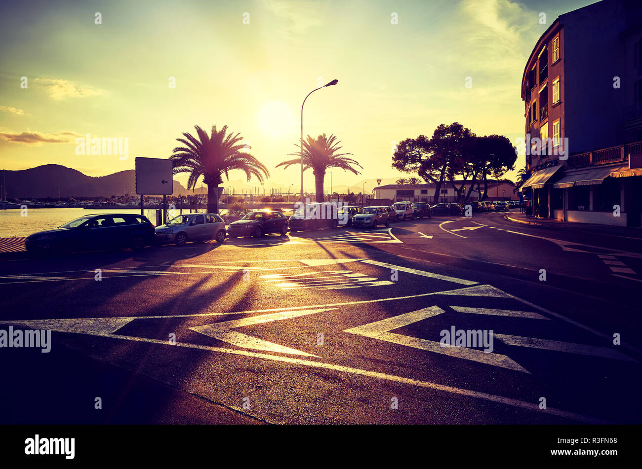 Stylisé d'une photo couleur au coucher du soleil de la rue, port de Alcudia, Mallorca. Banque D'Images