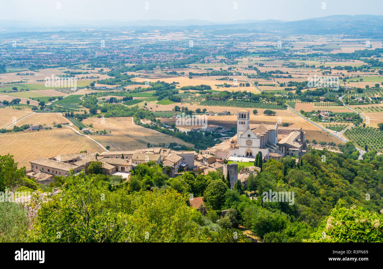 Vue panoramique depuis la Rocca Maggiore, avec la Basilique Saint François. Assise, Ombrie, Italie. Banque D'Images