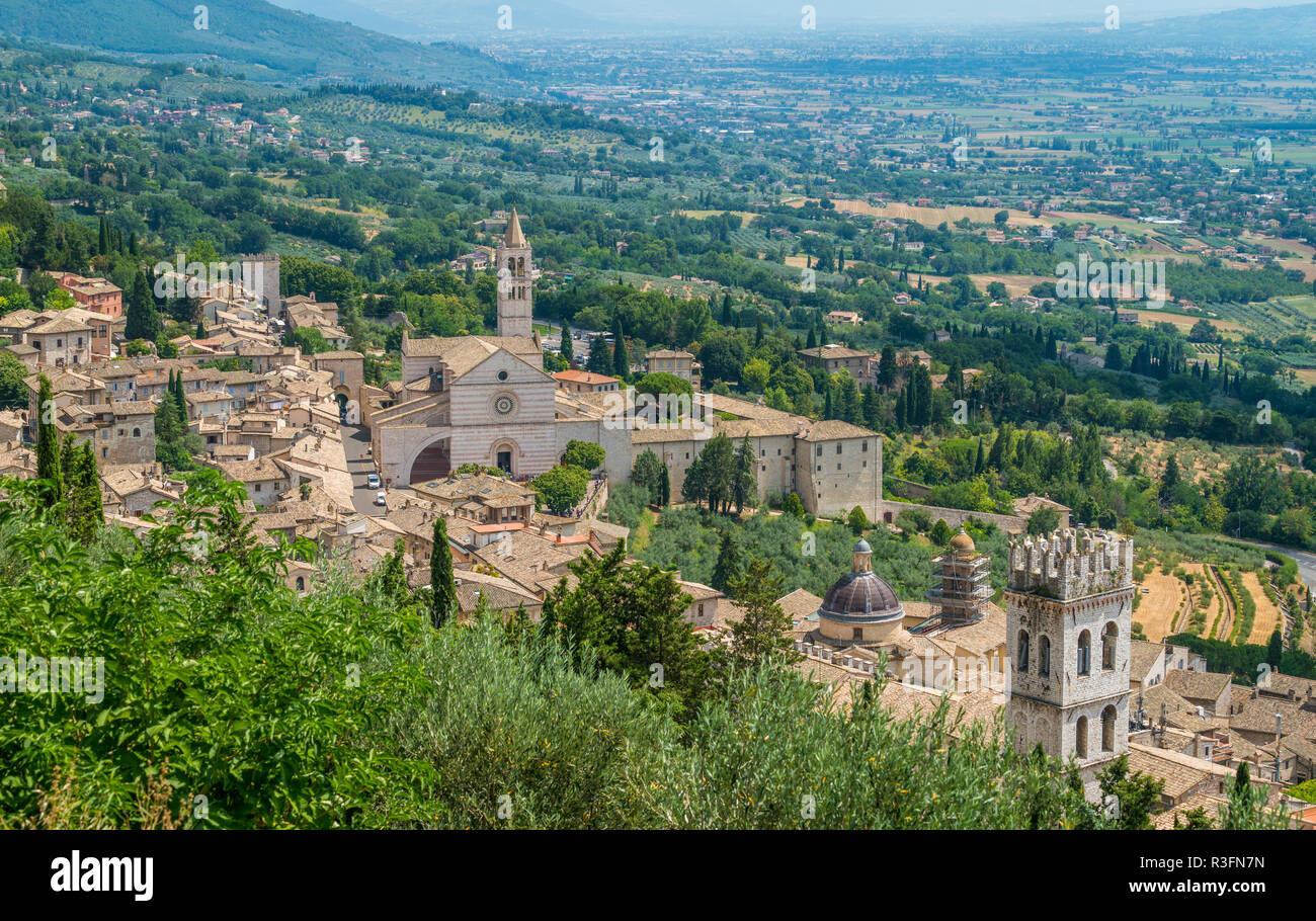 Vue panoramique à Assise avec la Basilique de Santa Chiara. L'Ombrie, Italie. Banque D'Images