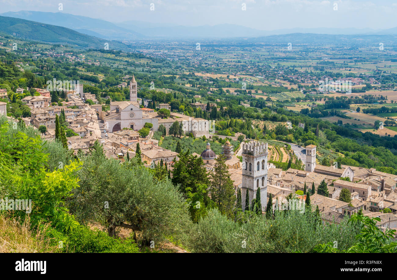 Vue panoramique à Assise avec la Basilique de Santa Chiara. L'Ombrie, Italie. Banque D'Images