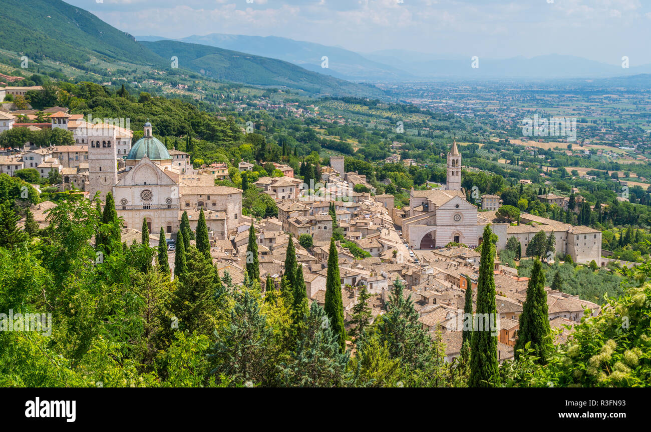 Vue panoramique dans Assis avec la cathédrale San Rufino et basilique Santa Chiara. L'Ombrie, Italie. Banque D'Images