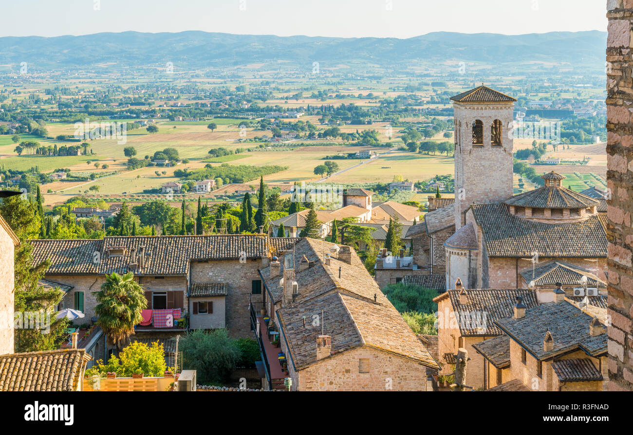 Soupir panoramique à Assise avec l'abbaye de Saint Pierre Bell Tower. L'Ombrie, Italie. Banque D'Images