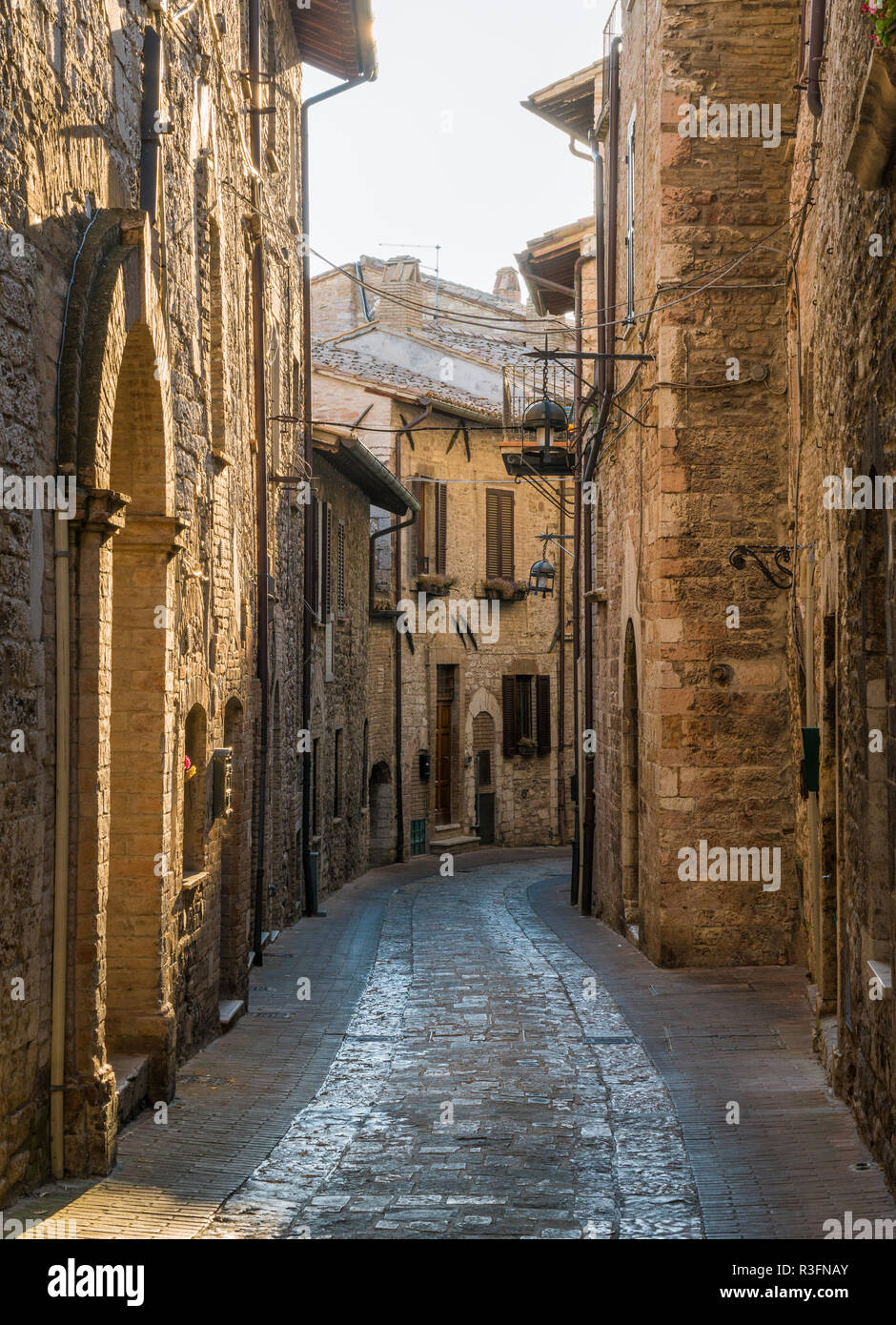 Une route tranquille en fin d'après-midi à Assise. L'Ombrie, Italie. Banque D'Images