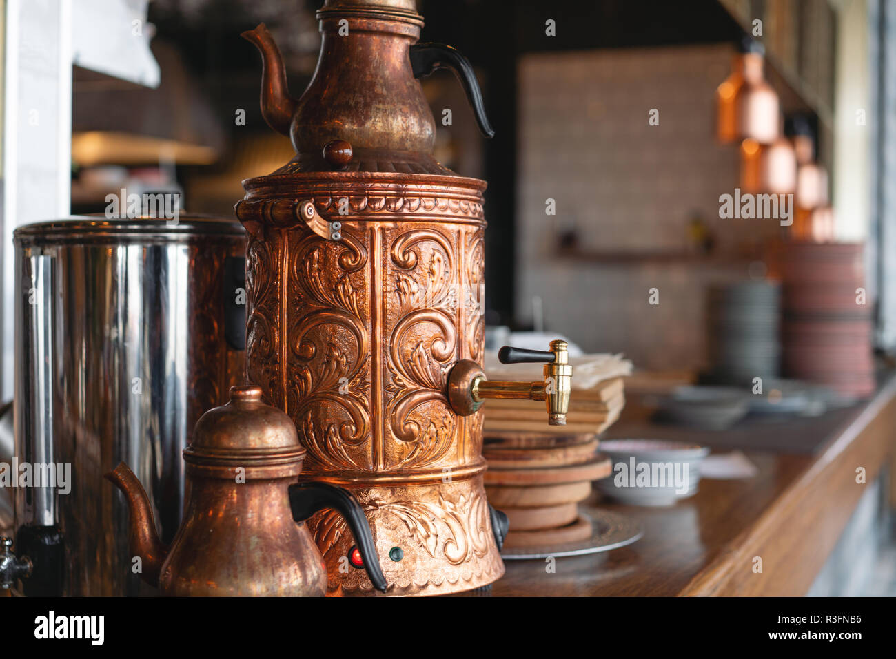 Théière en cuivre turc. Boire thé turc traditionnel avec une bouilloire à  café Photo Stock - Alamy