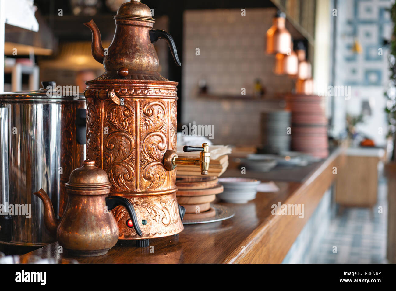 Théière en cuivre turc. Boire thé turc traditionnel avec une bouilloire à  café Photo Stock - Alamy