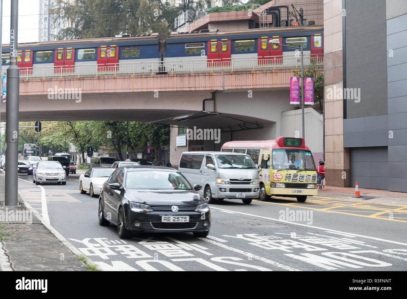 KOWLOON, HONG KONG - 21 avril 2017 : Le trafic du matin au Prince Edward Road à Kowloon, Hong Kong. Banque D'Images