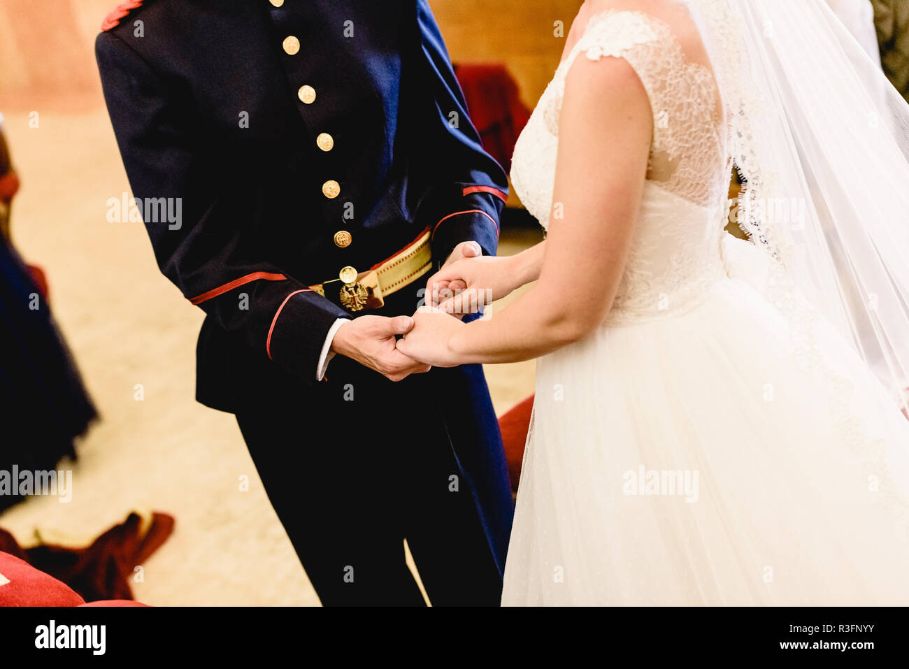 Groom porter la tenue militaire tenant la main de la mariée au cours de  mariage Photo Stock - Alamy