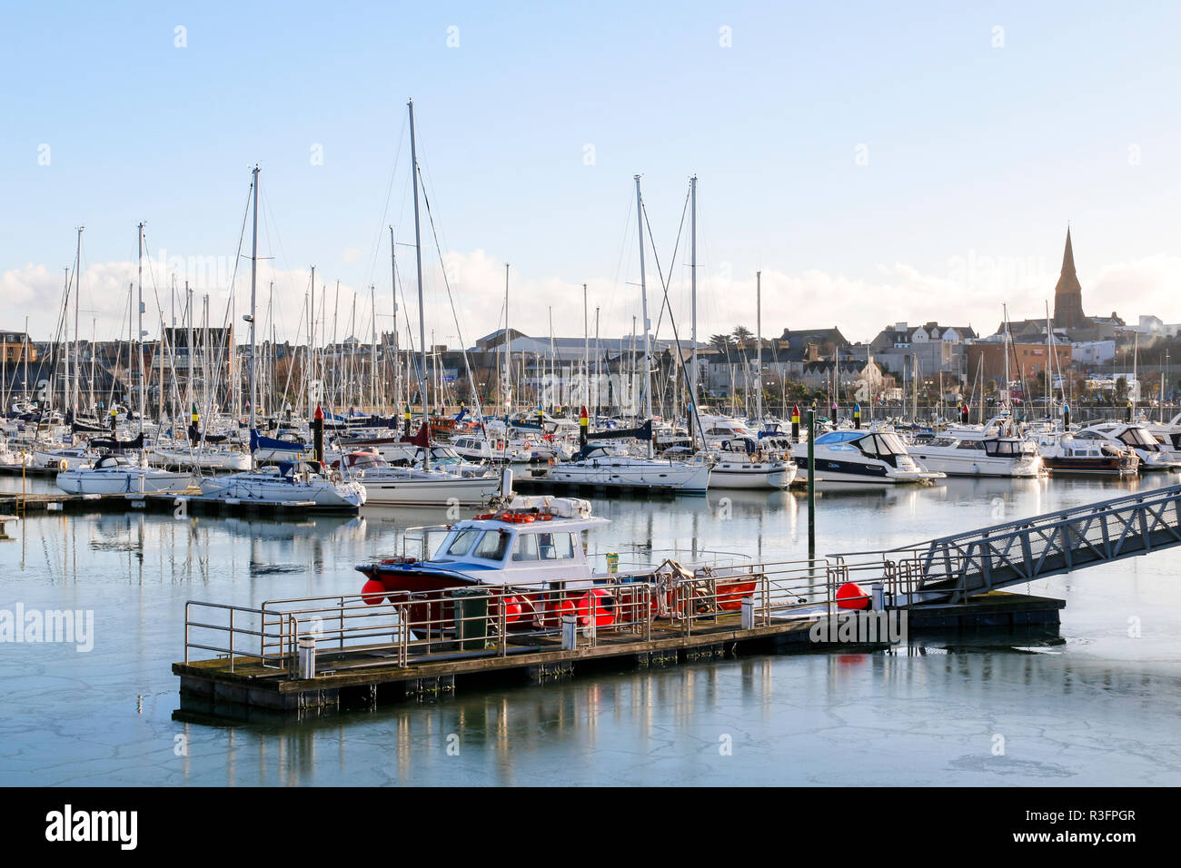 Vue sur le port de plaisance de Bangor, comté de Down, Irlande du Nord avec la ville en arrière-plan Banque D'Images
