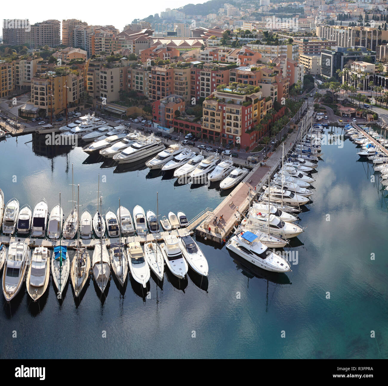 FONTVIELLE, MONACO - le 18 janvier : Le port de Fontvieille à Monaco le 18 janvier 2012. Photo aérienne du Port de Fontvieille a Fontvieille, Monaco. Banque D'Images