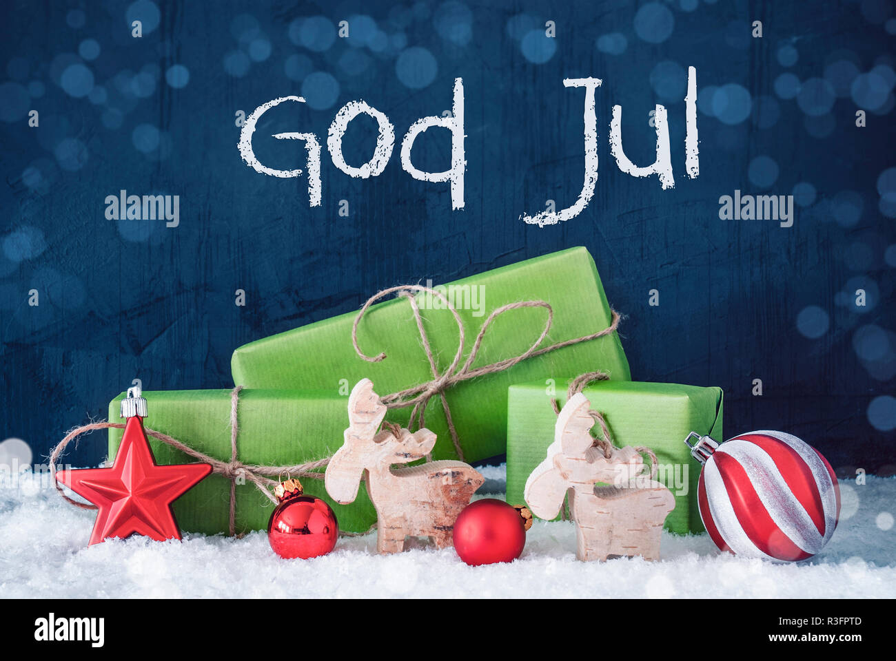 Cadeaux De Noel Vert Avec Dieu Texte Suedois Jan Signifie Joyeux Noel La Decoration Comme Reindee Etoile Sapin De Noel Et Des Boules De Neige Bokeh Et De Ciment Photo Stock