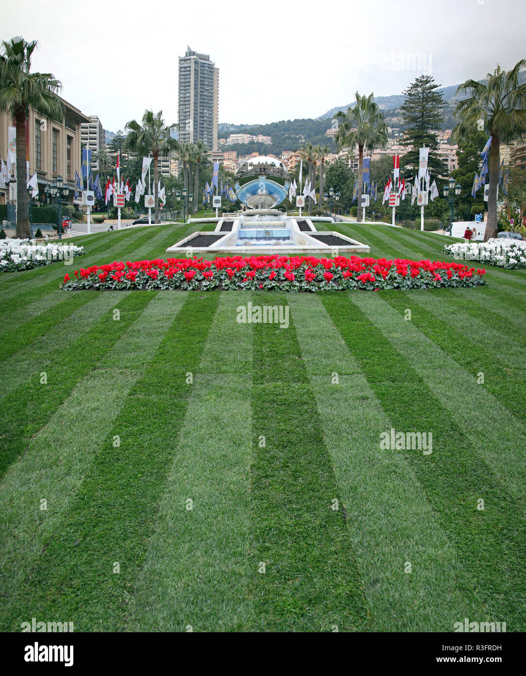 MONTE CARLO, MONACO - janvier 19 : Parc avec Monument à Monte Carlo le 19 janvier 2012. Parc avec Monument de la Place du Casino de Monte Carlo, Monaco. Banque D'Images
