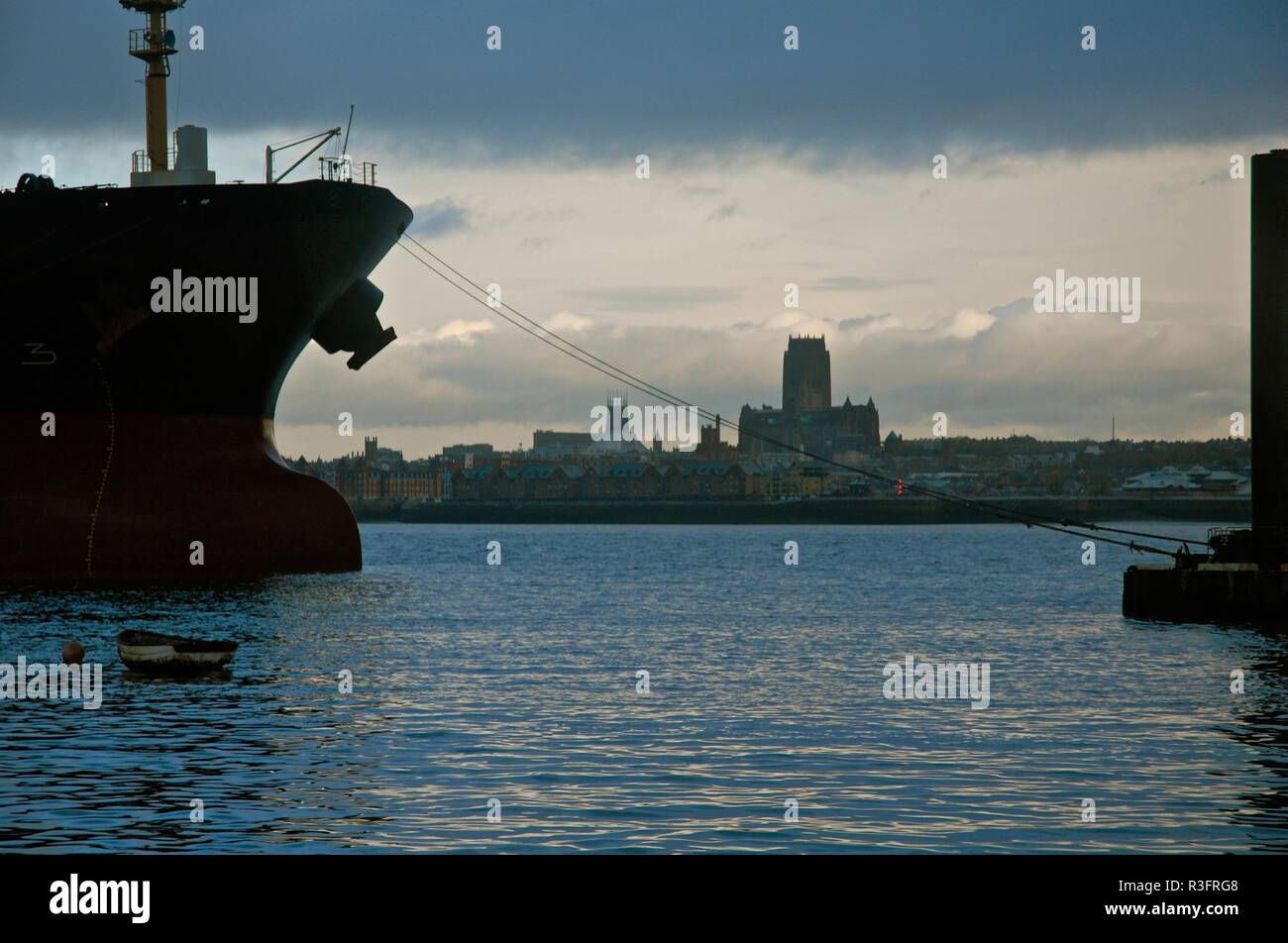 La proue d'un pétrolier avec vue sur front de mer de Liverpool et de cathédrales sur la Mersey, Rock Ferry, Merseyside, Royaume-Uni Banque D'Images