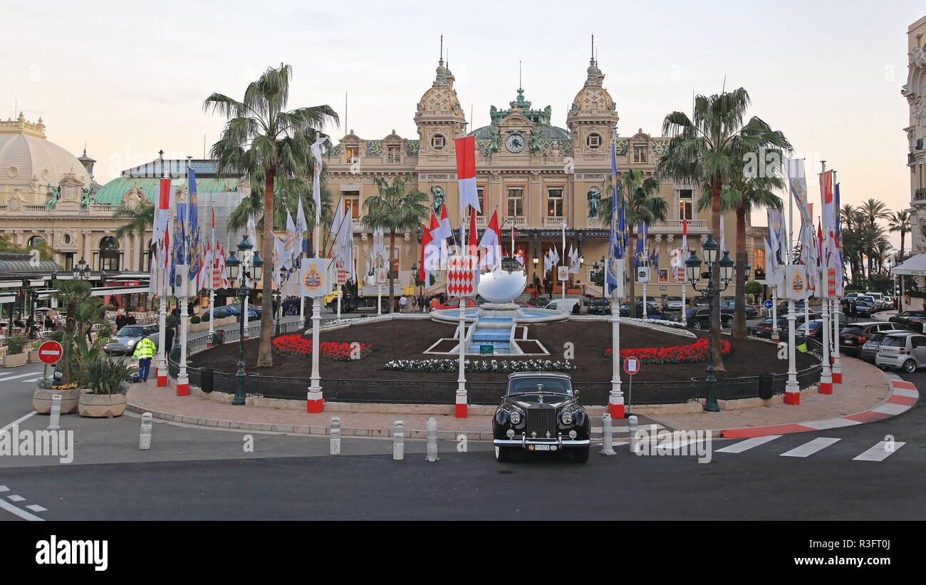MONTE CARLO, MONACO - janvier 18 : Place du Casino de Monte Carlo le 18 janvier 2012. Place du Casino avec une partie du chemin de formule 1 de Monaco. Banque D'Images