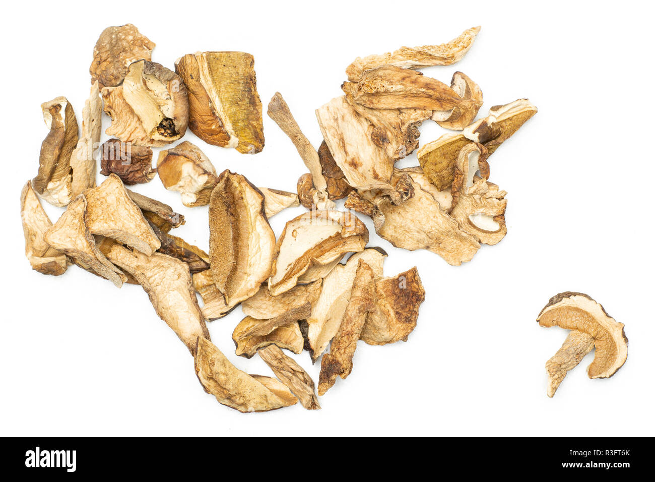 Beaucoup de tranches de champignons bruns secs boletus edulis variété coeur comme flatlay isolé sur fond blanc Banque D'Images