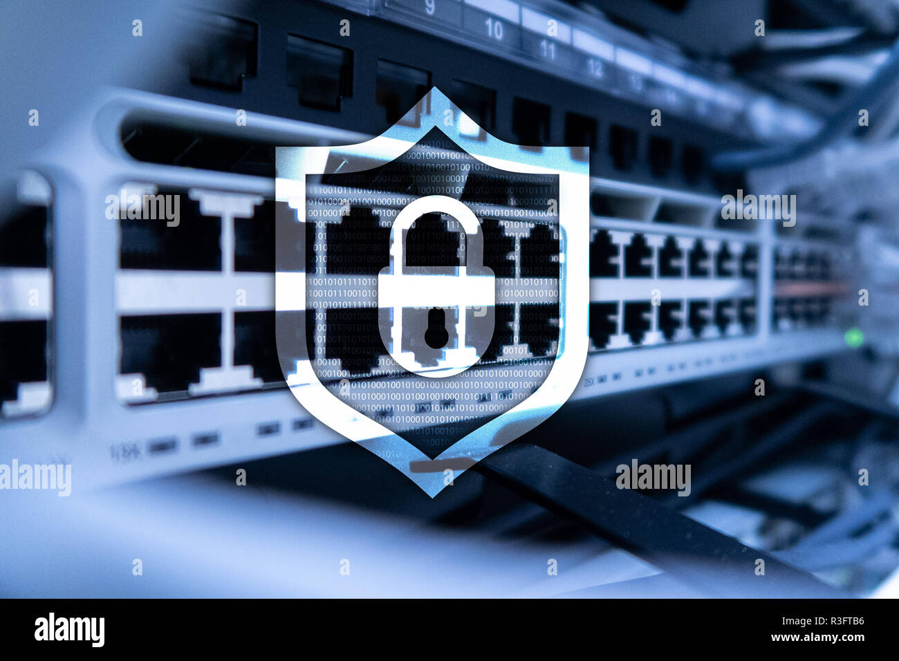 Cyber protection icône de bouclier sur arrière-plan de la salle serveur. La sécurité de l'information et la détection des virus. Banque D'Images