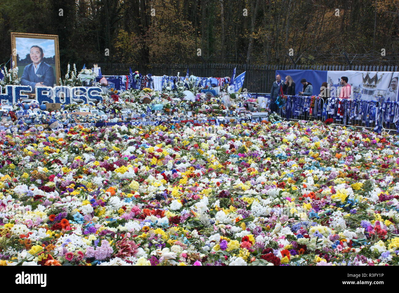 Les fleurs portées par des fans de football pour le décès de Vichai Srivaddhanaprabha, le président du Club de football de Leicester City Banque D'Images