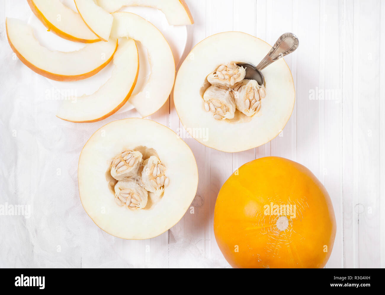 Melon jaune sur fond de bois blanc Banque D'Images