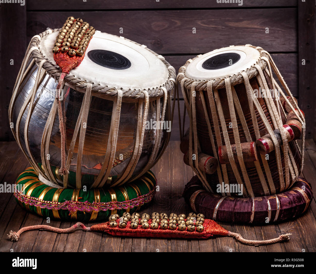 Tabla tambours et cloches pour la danse indienne sur fond de bois Banque D'Images