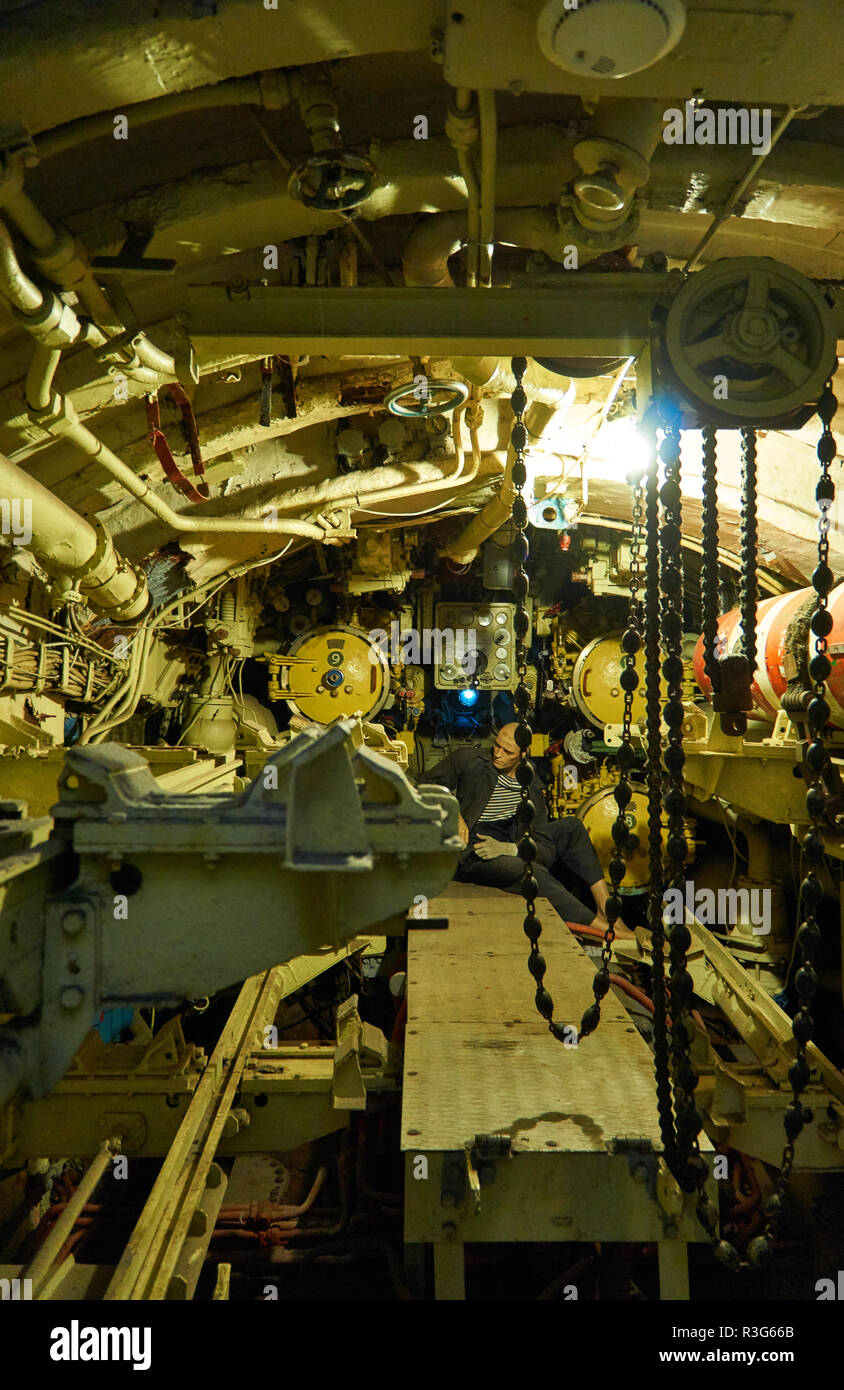 Marin dans la salle des machines dans le sous-marin. Banque D'Images