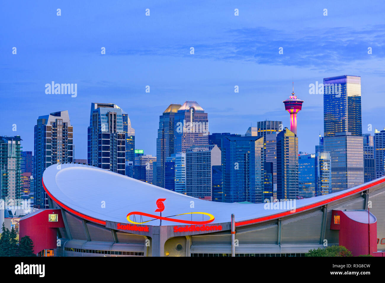 Avec les toits de la tour de Calgary, Calgary, Alberta, Canada. Banque D'Images