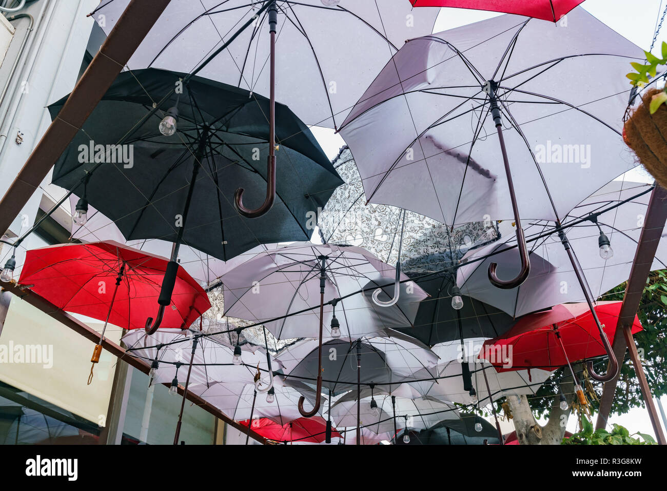 Certains umbrella de raccrocher la route à Little Tokyo, Los Angeles Banque D'Images