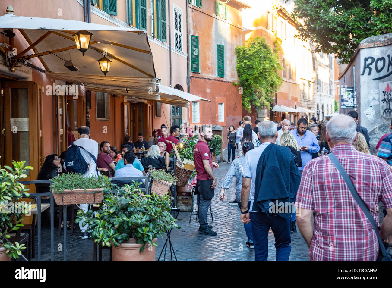 Les personnes ayant à dîner dans un restaurant dans la région de Trastevere, Rome, Latium, Italie Banque D'Images