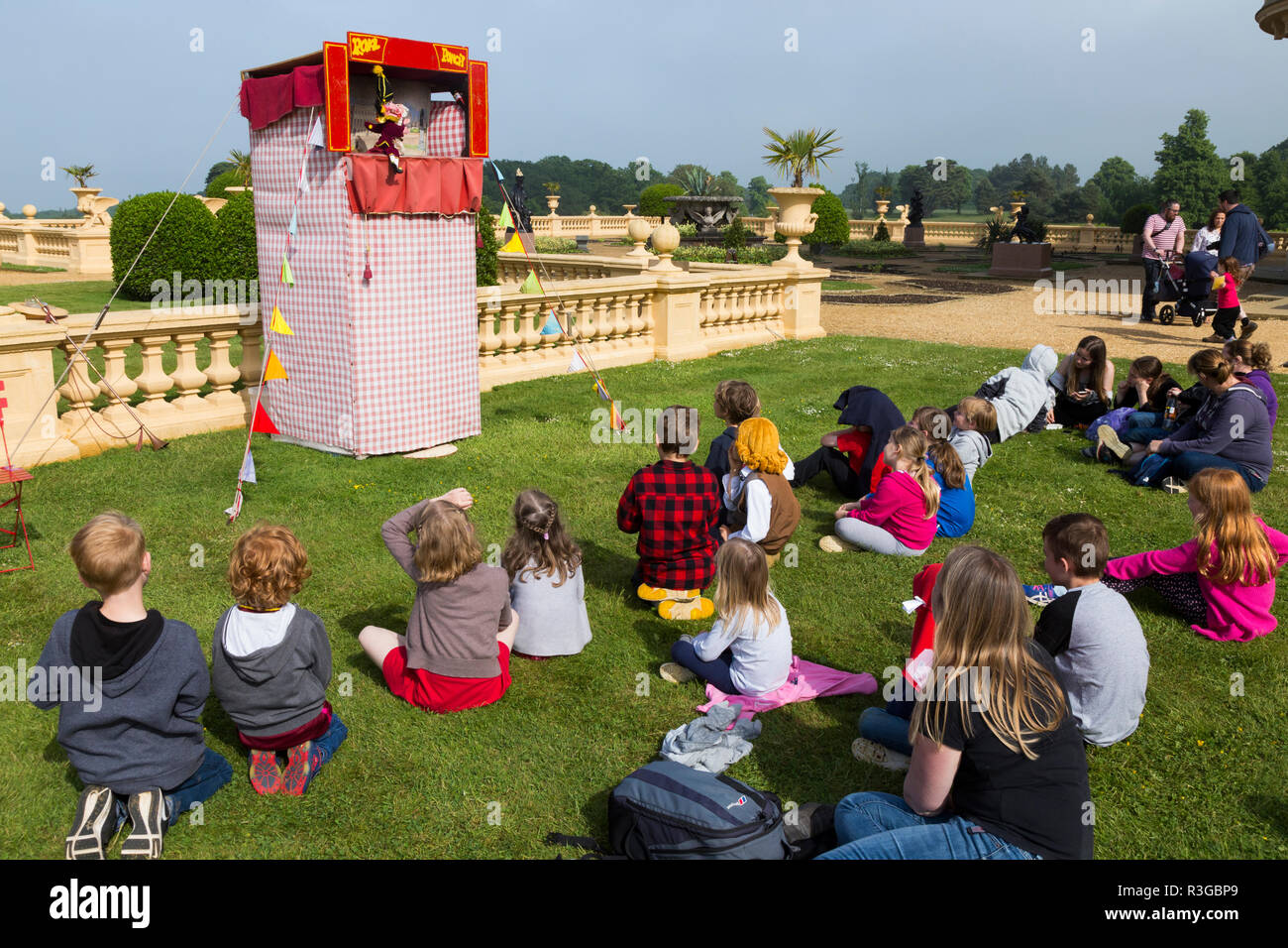 Punch et Judy man divertit les enfants à l'Osborne House, sur l'île de Wight, au cours d'un salon à thème victorien. uk (98) Banque D'Images