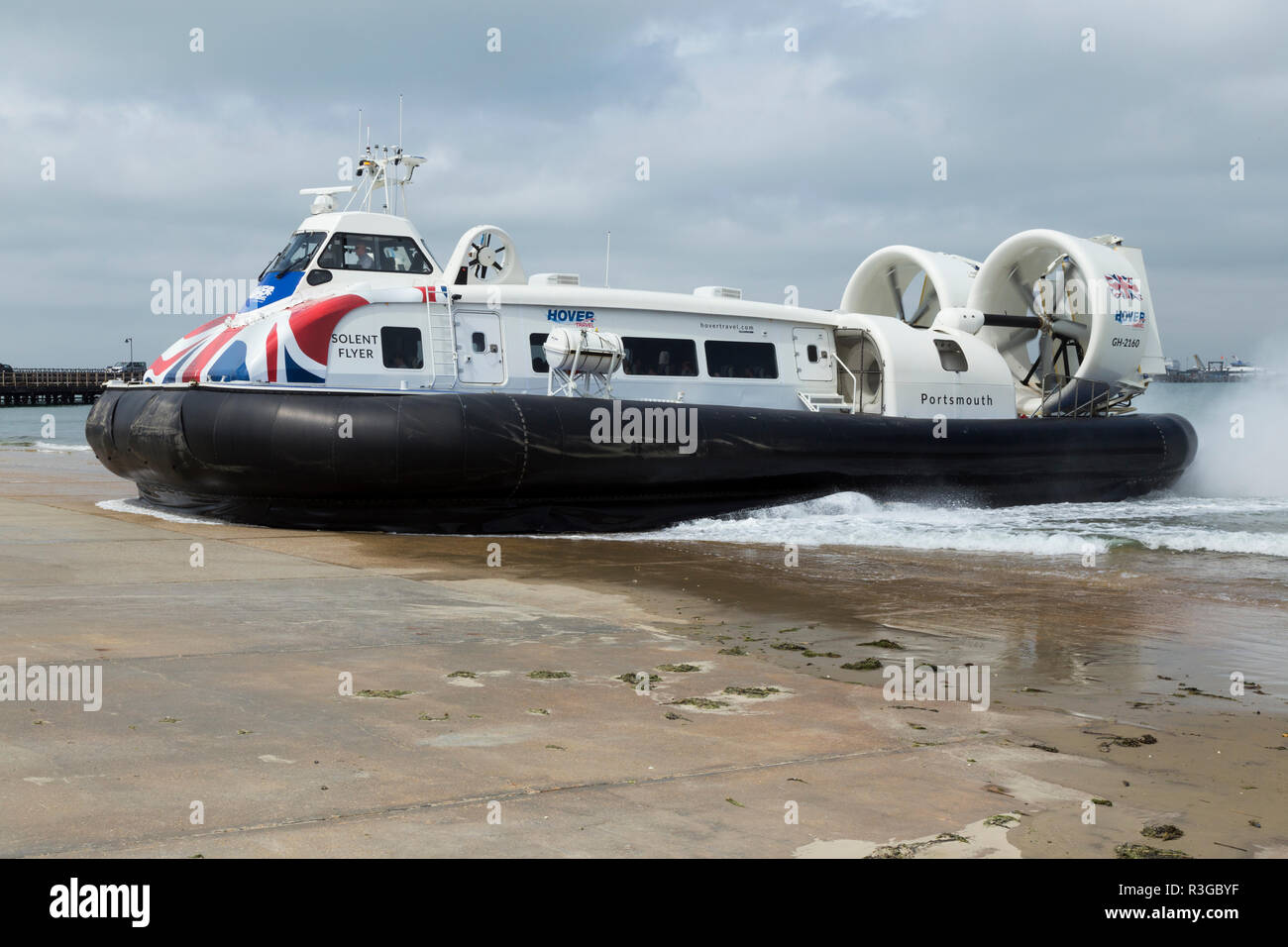 Aéroglisseur / hover craft Le Solent Flyer' vu à Ryde sur l'île de Wight / IofW / OIEAU. Service fonctionne entre Ryde Southsea à Portsmouth & UK (98) Banque D'Images