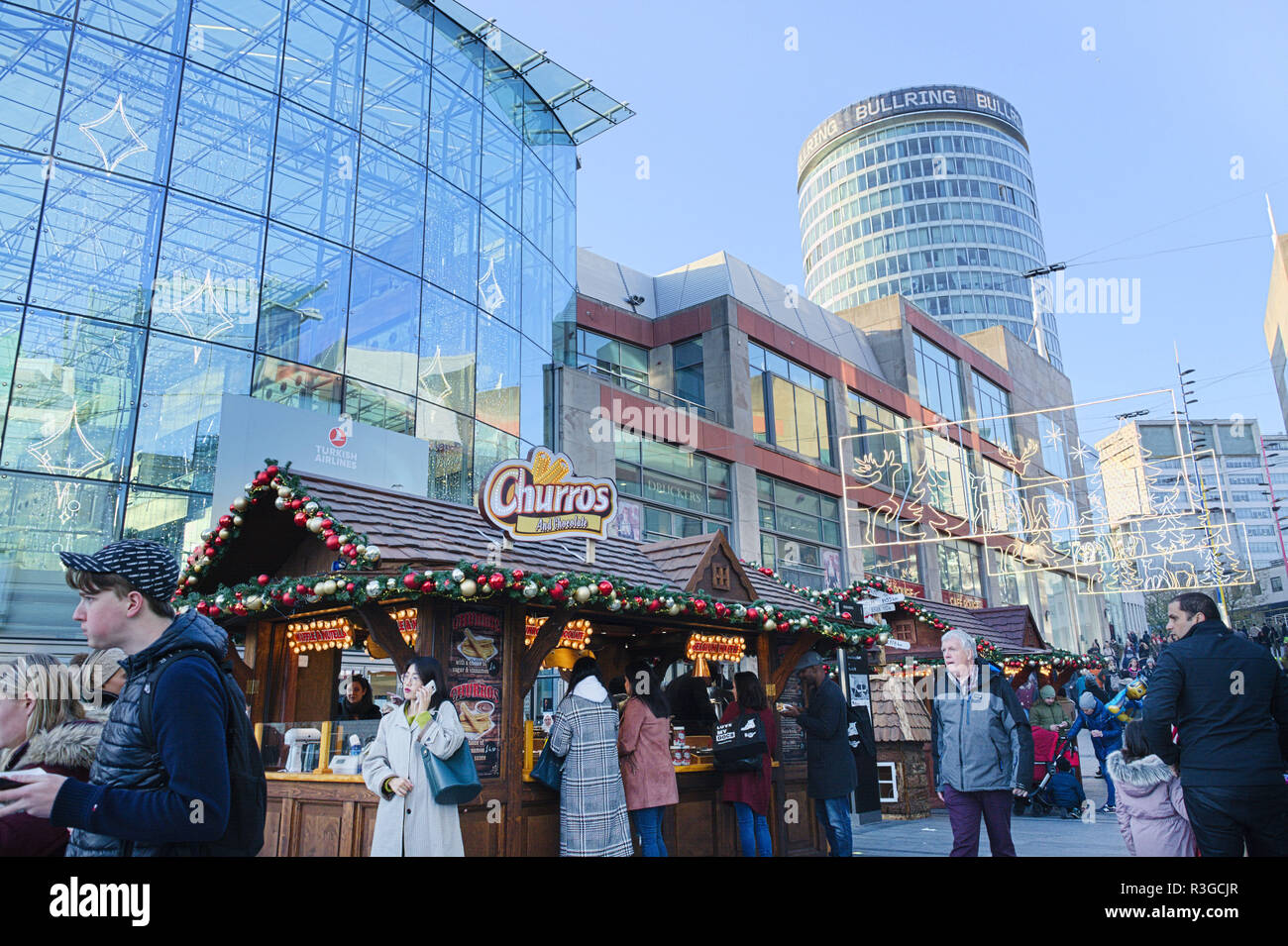 Les bâtiments en verre à Birmingham et marché de Noël. Certaines personnes dans la rue. Banque D'Images