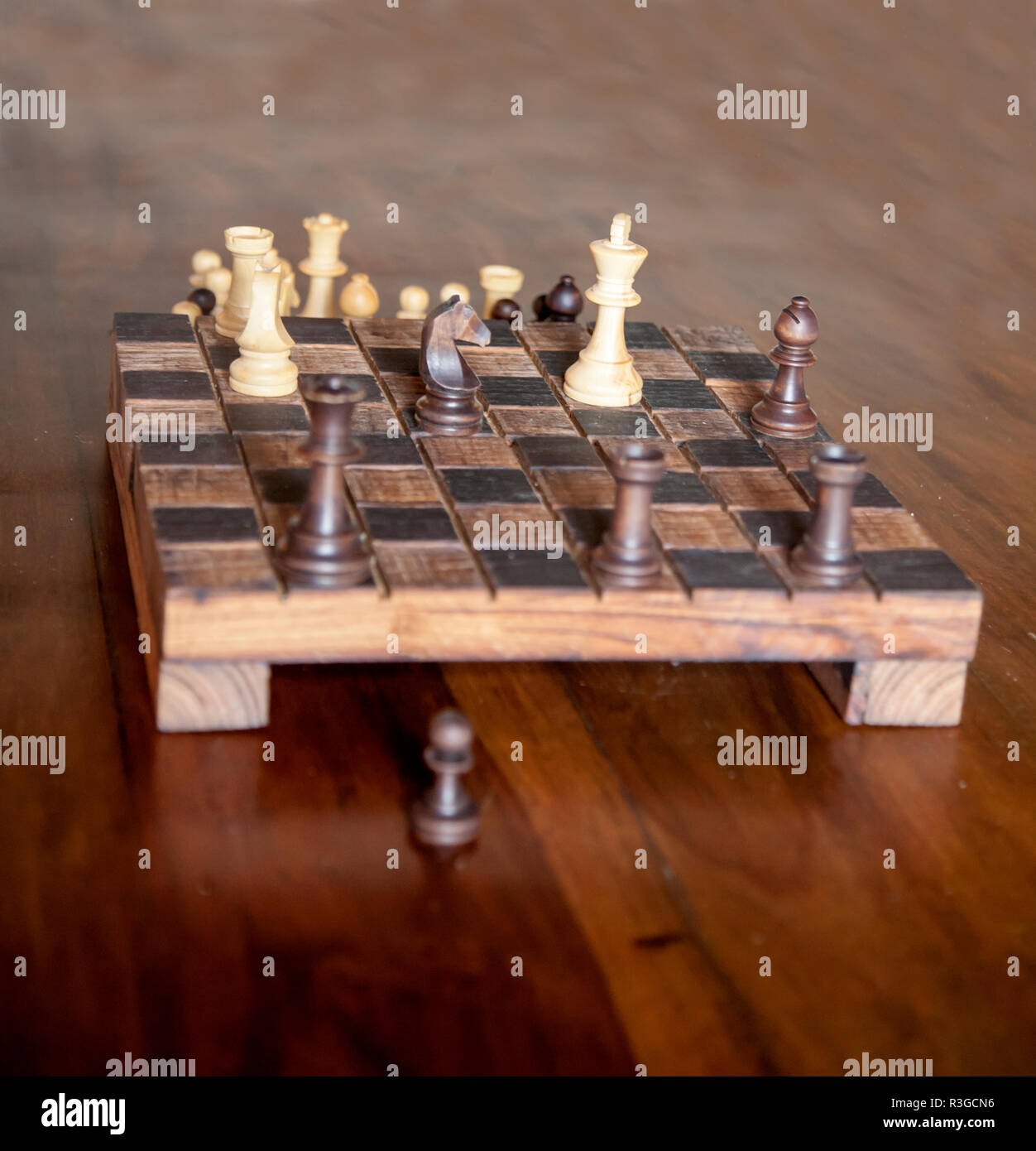 Jeu d'échecs sur l'échiquier en bois rustique fait main Banque D'Images