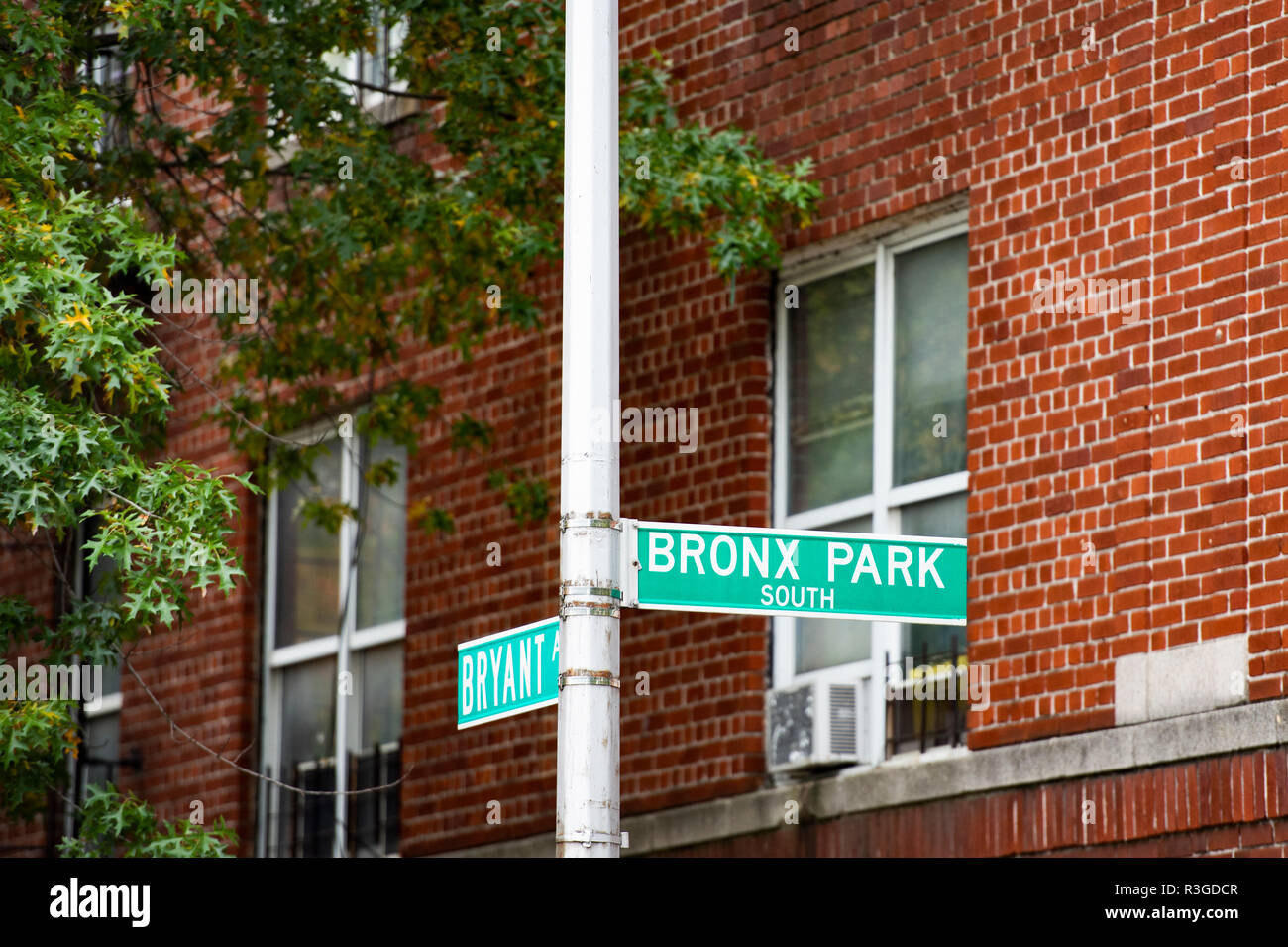 Park South Bronx signe et Bryant Avenue chanter avec un bâtiment rouge sur l'arrière-plan, Manhattan, New York City, USA. Banque D'Images