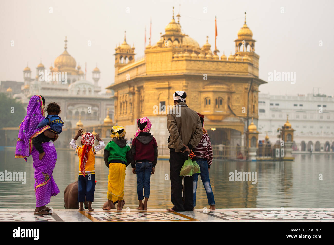 Une famille indienne est d'admirer le majestueux temple d'or d'Amritsar dans l'Etat du Pendjab, en Inde. Banque D'Images