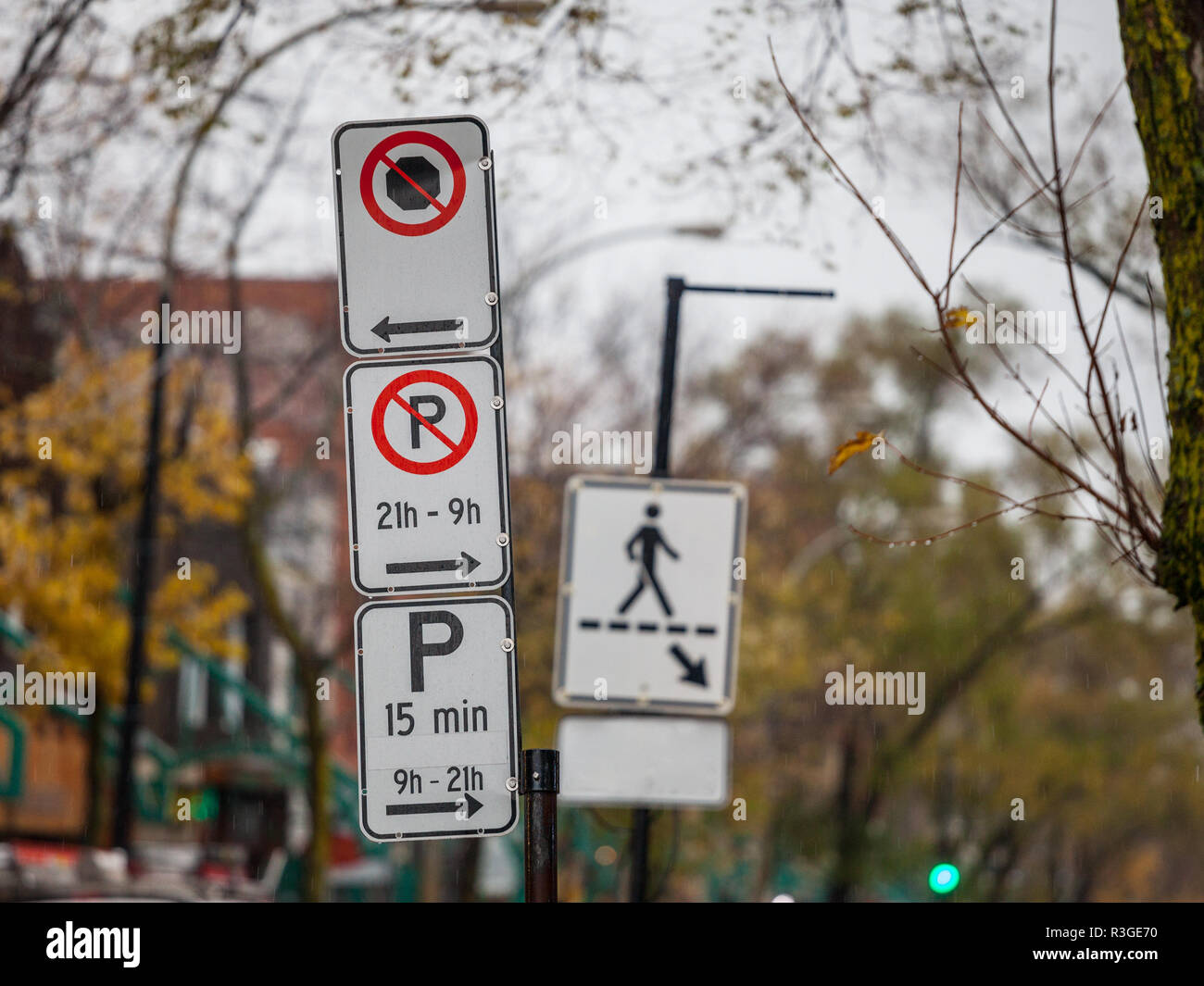 Sardines à l'nord-américain typique et pas de panneaux de stationnement avec des instructions détaillées sur les règlements de stationnement prise à Montréal, Québec, Canada, avec un sig Banque D'Images
