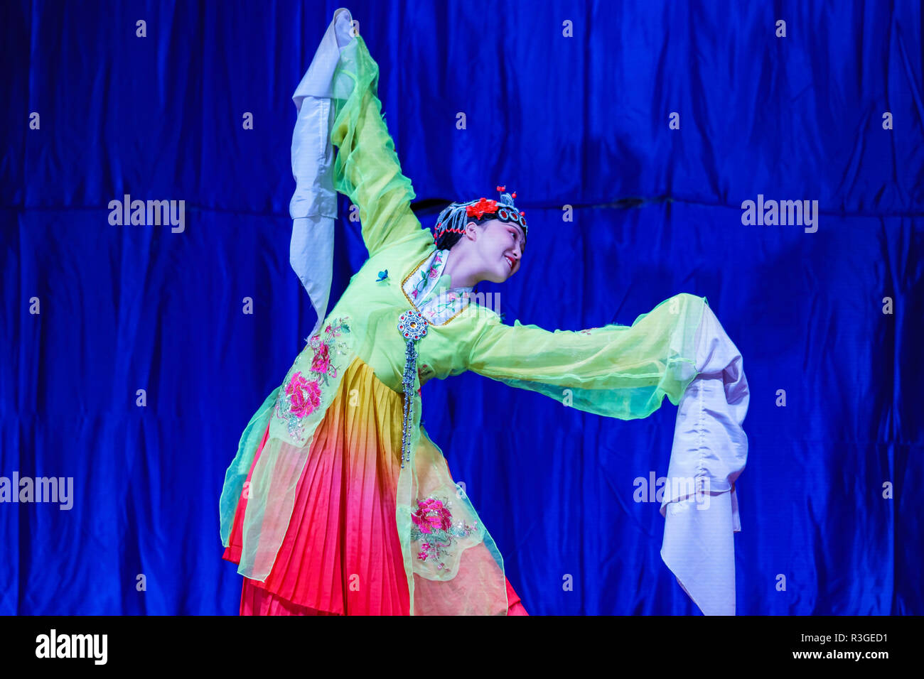 Los Angeles, 21 NOV : acrobates chinois & Dancers de Moonlight Forest Festival le Nov 21, 2018 à Los Angeles Banque D'Images