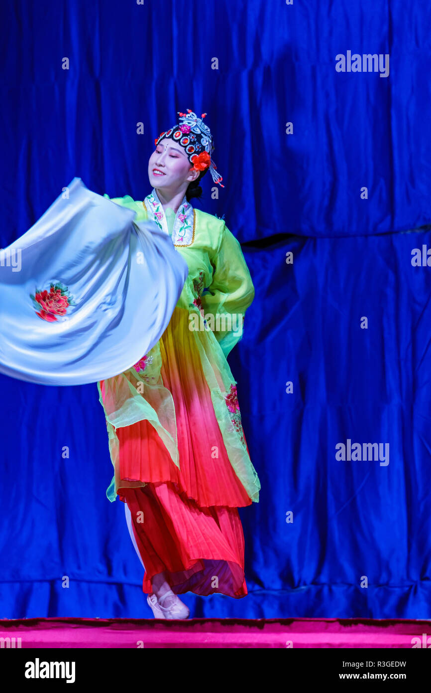 Los Angeles, 21 NOV : acrobates chinois & Dancers de Moonlight Forest Festival le Nov 21, 2018 à Los Angeles Banque D'Images