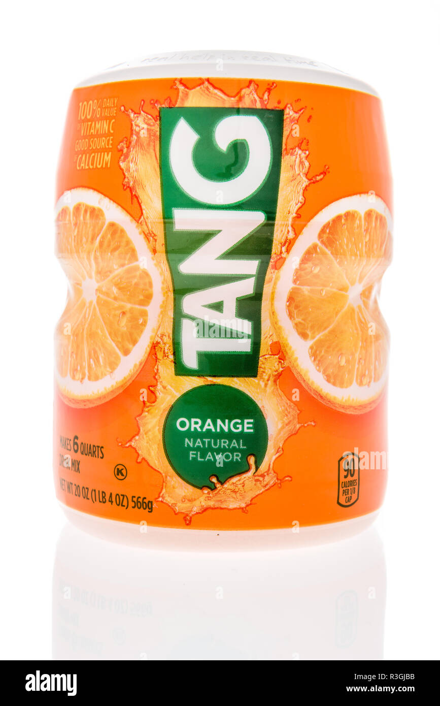 Winneconne, WI - 22 novembre 2018 : un paquet de Tang goût orange orange drink mix sur un fond isolé. Banque D'Images